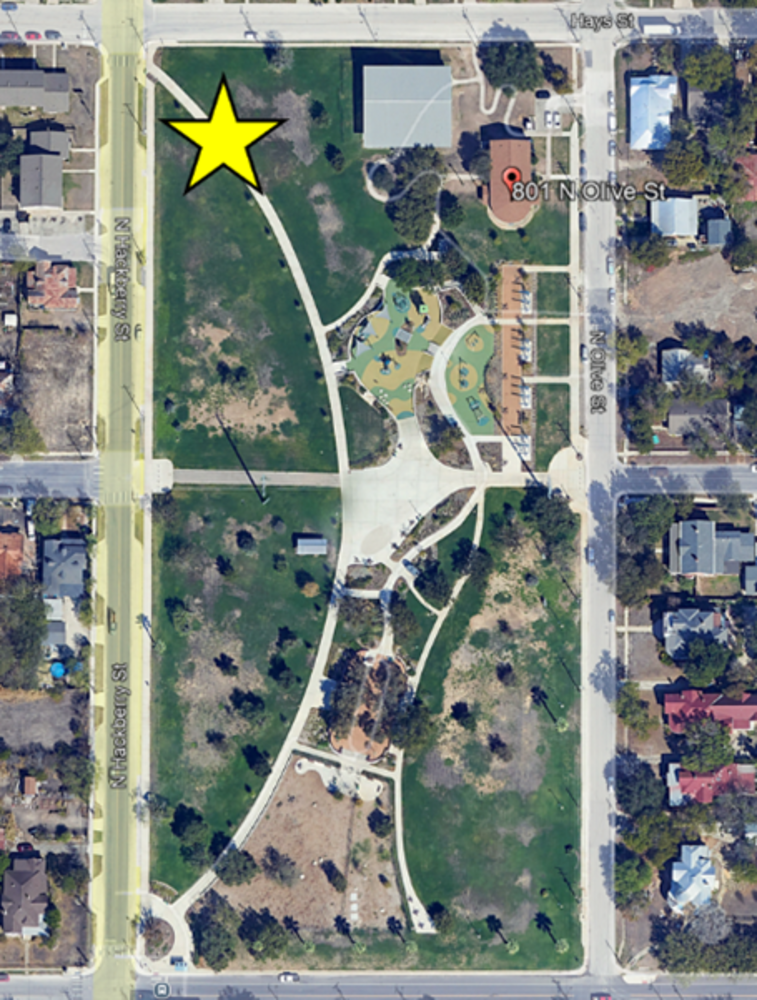 Ang larawang ito ay nagpapakita ng tanawin ng Lockwood Dignowity Park. Ang isang dilaw na bituin ay nagpapahiwatig ng lokasyon ng site ng proyekto sa 801 N. Olive St, San Antonio, TX 78202.